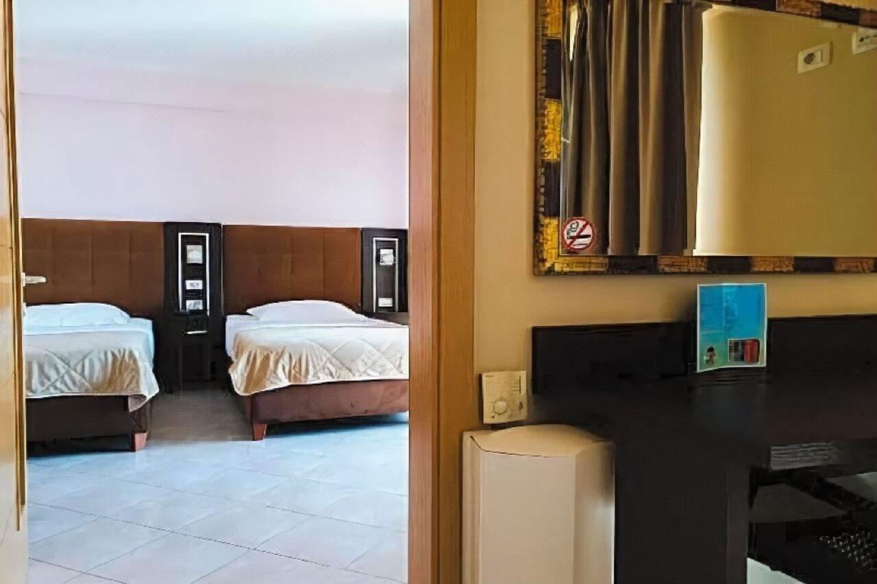 Hotel Nais Beach Дуррес Экстерьер фото