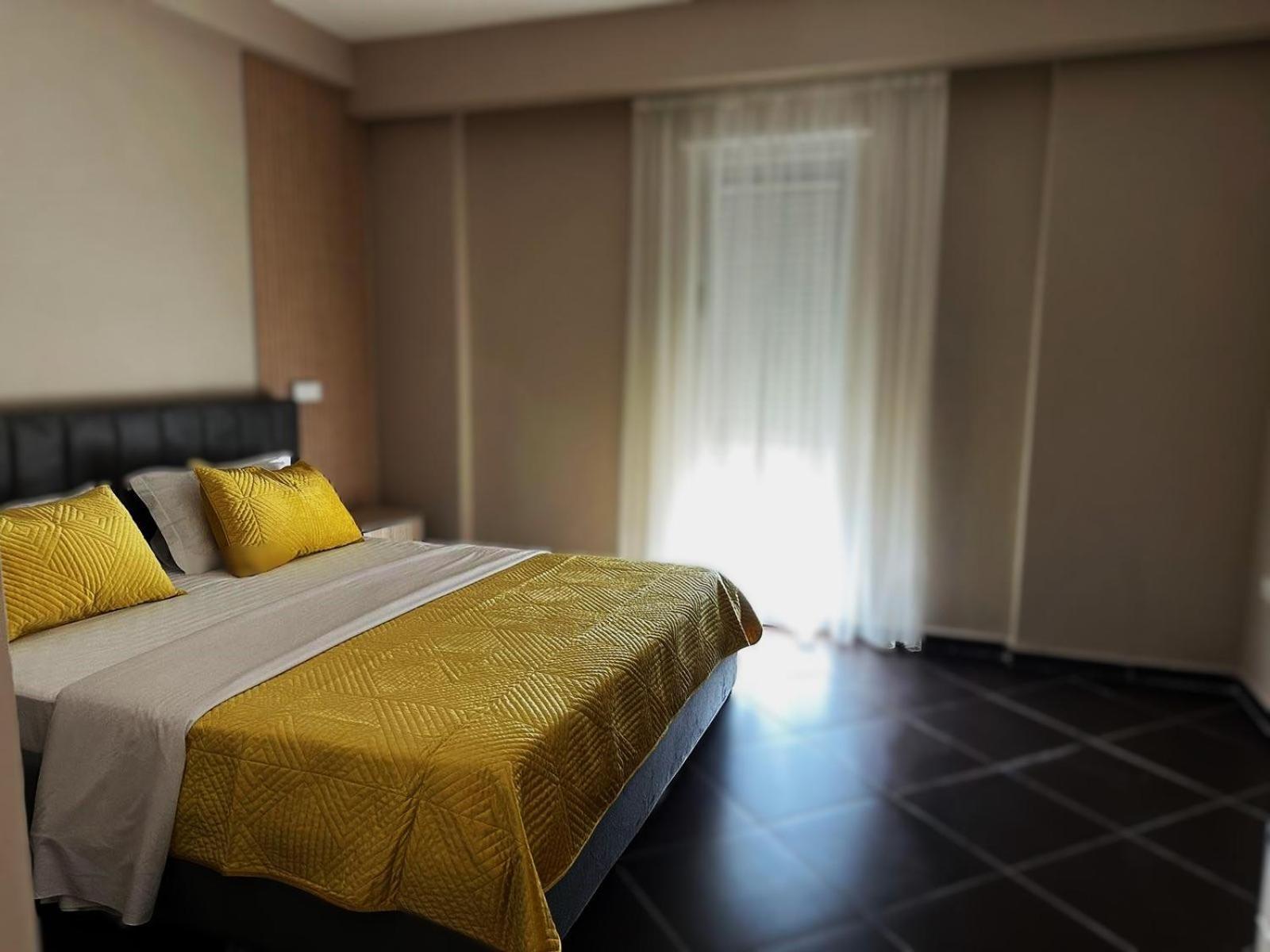 Hotel Nais Beach Дуррес Экстерьер фото