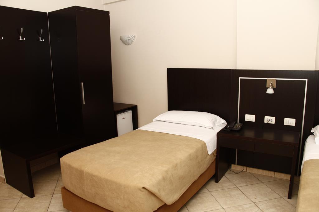 Hotel Nais Beach Дуррес Экстерьер фото
