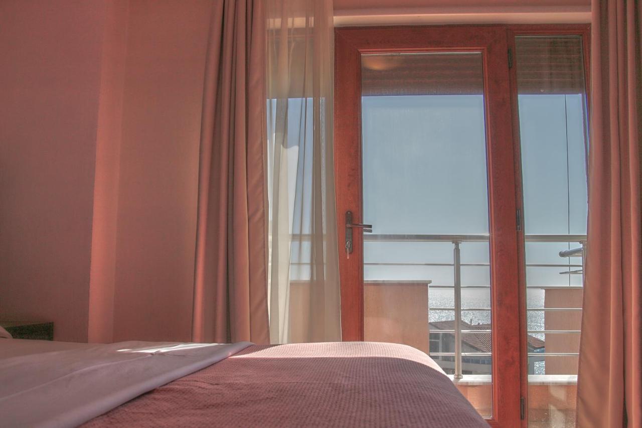 Hotel Nais Beach Дуррес Экстерьер фото