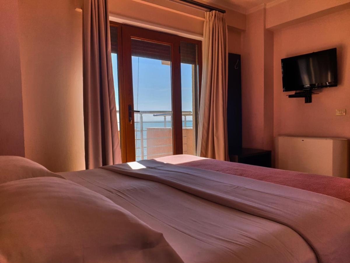 Hotel Nais Beach Дуррес Экстерьер фото