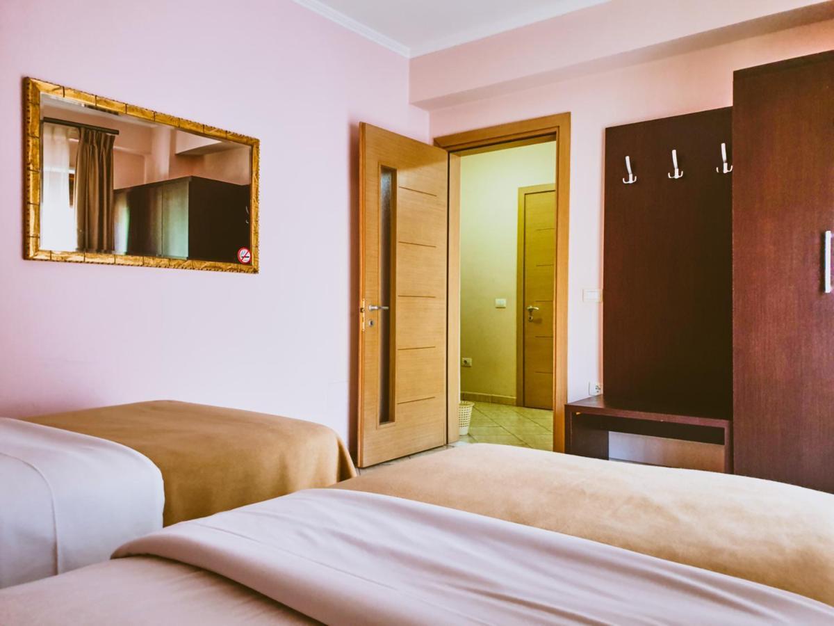 Hotel Nais Beach Дуррес Экстерьер фото