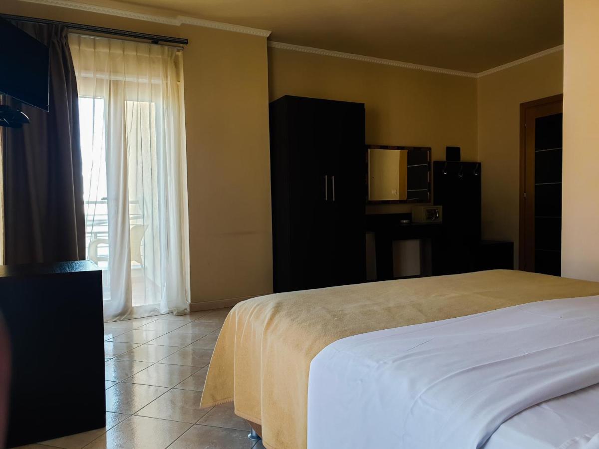 Hotel Nais Beach Дуррес Экстерьер фото