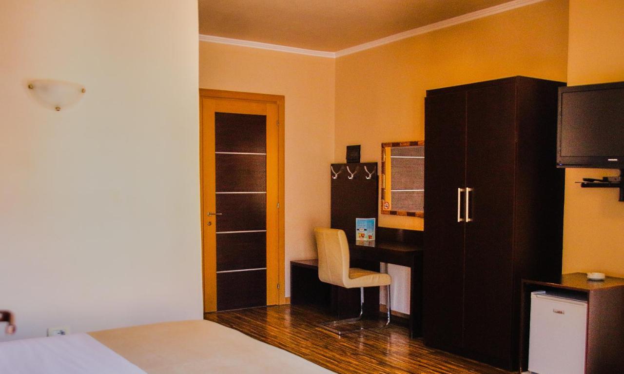 Hotel Nais Beach Дуррес Экстерьер фото